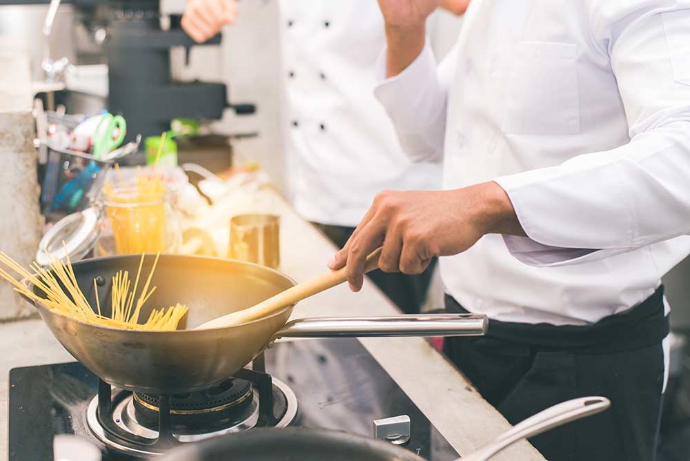 Quanto custa uma faculdade de gastronomia? Valor dos principais cursos ...