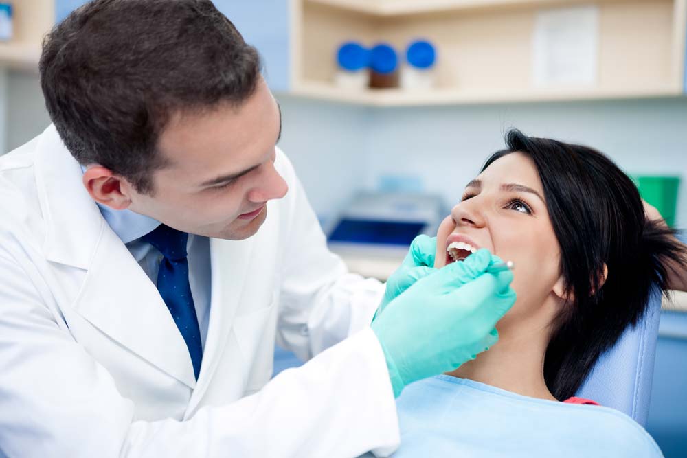 Dentista no consultório