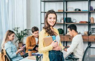 Planejamento é a chave para conciliar trabalho e estudos / Foto: Depositphotos